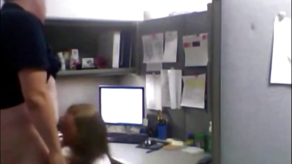 Миньет в офисе скрытая камера