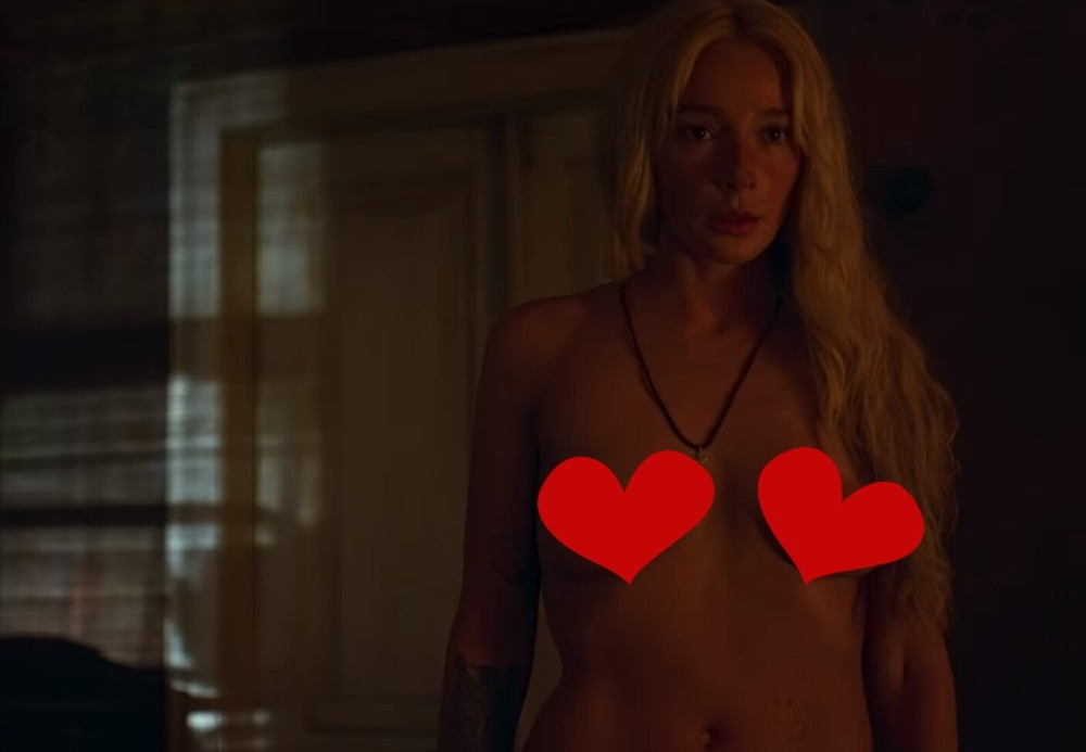 Кадр с оголившей грудь Ивлеевой