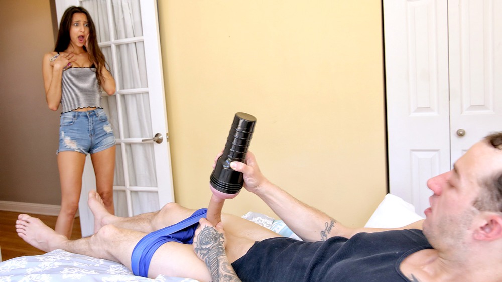 Застукал сестру за дрочкой