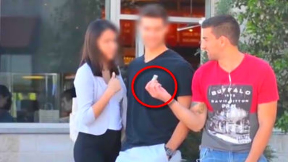 Парень продаёт свою девочку