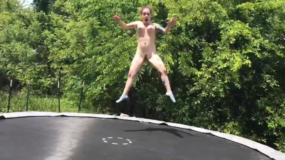 Прыжки на батуте голышом