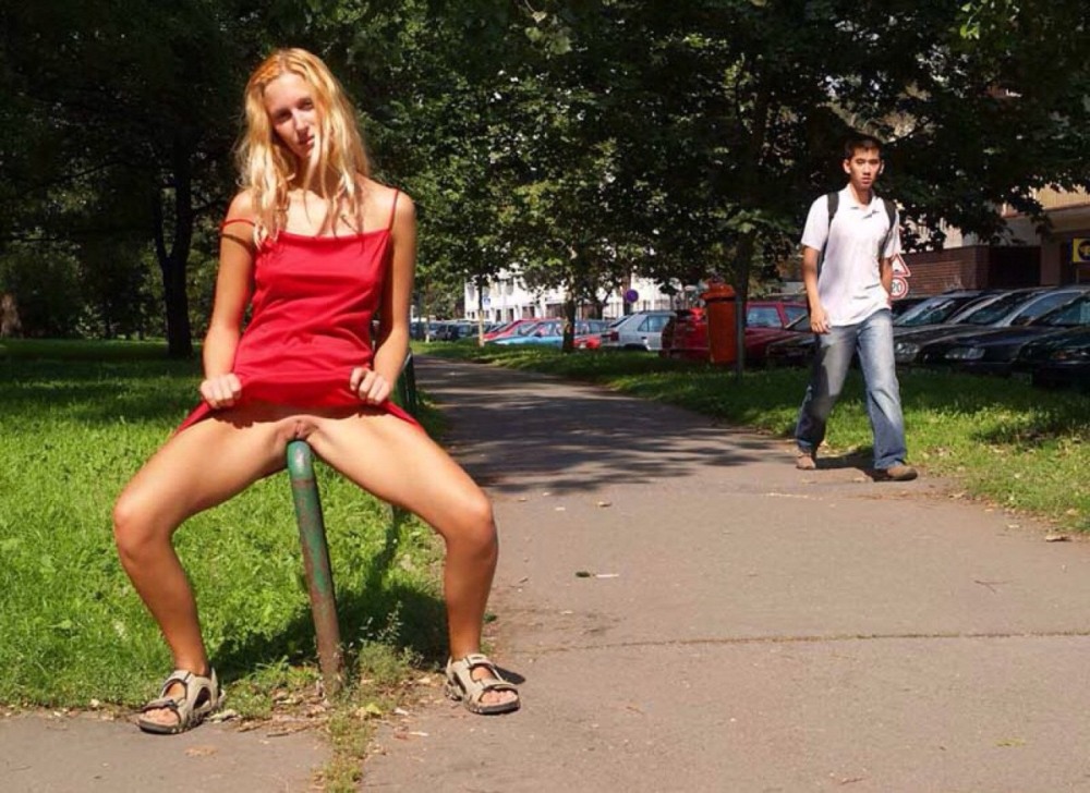 Девушки ходят без трусов