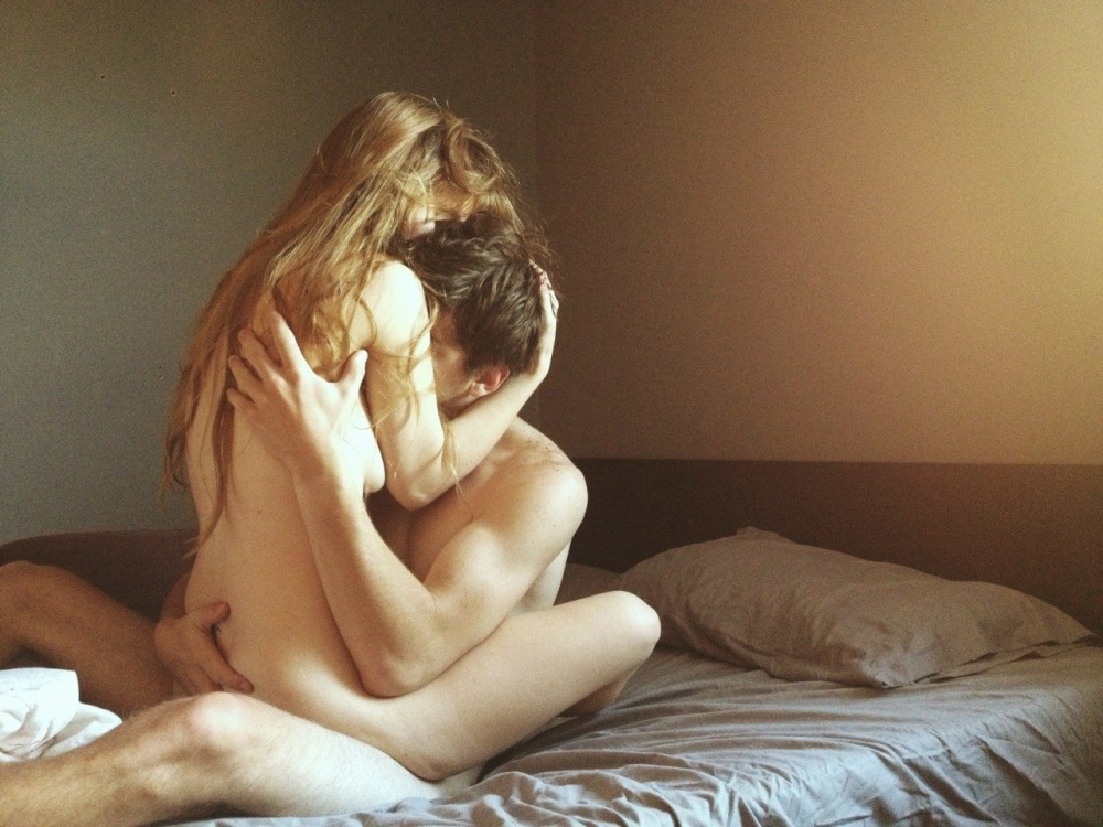 Голые обнимаются в кровати
