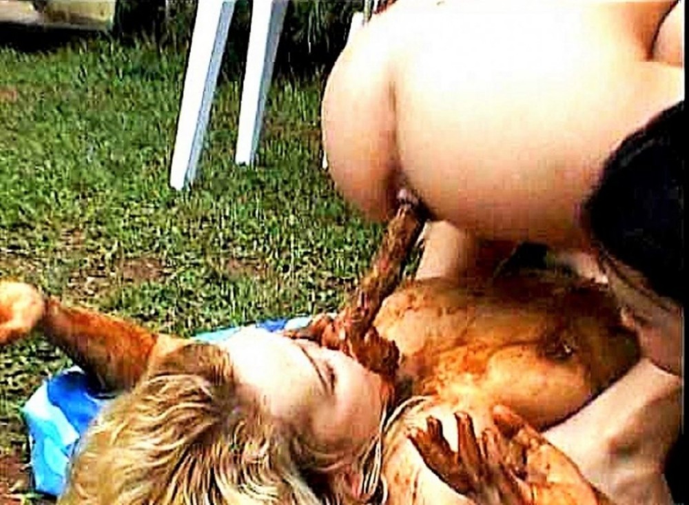 Голые девки какают друг на друга