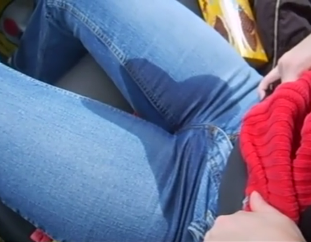 Мастурбация через джинсы