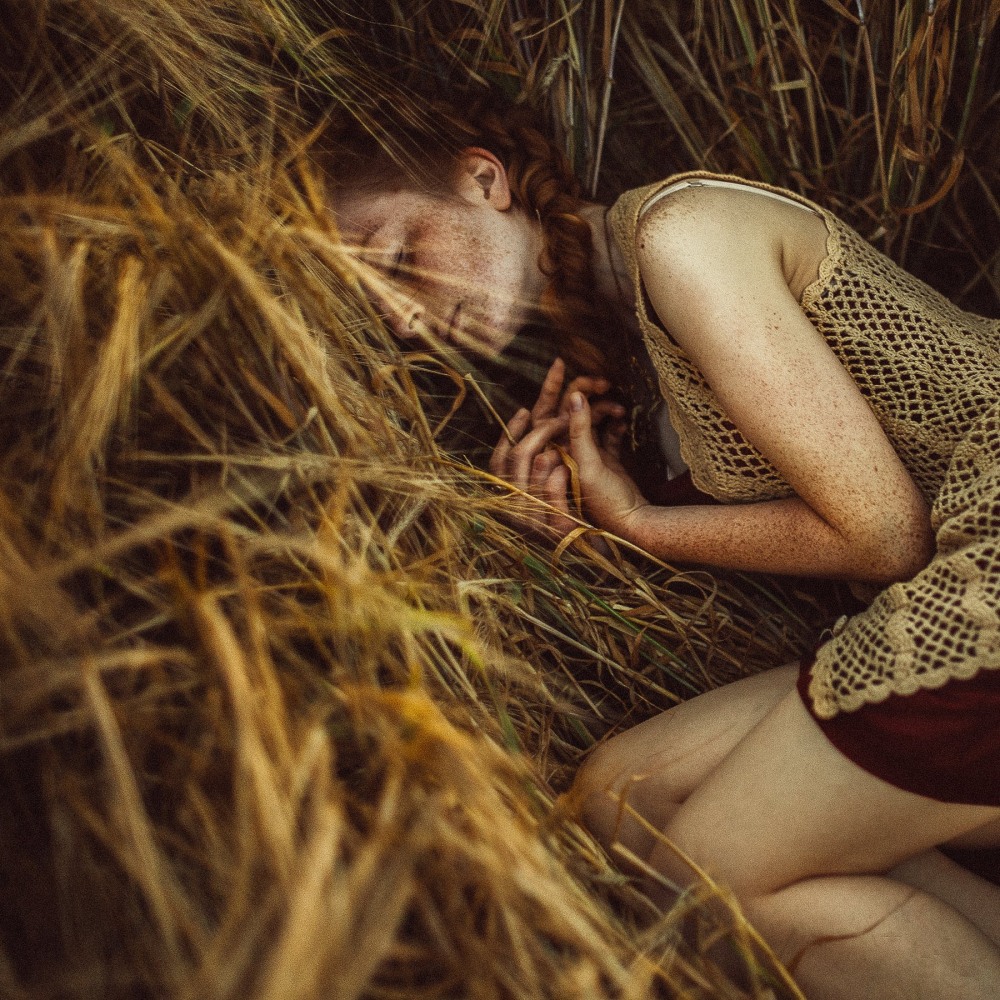 Красивая с веснушками ню