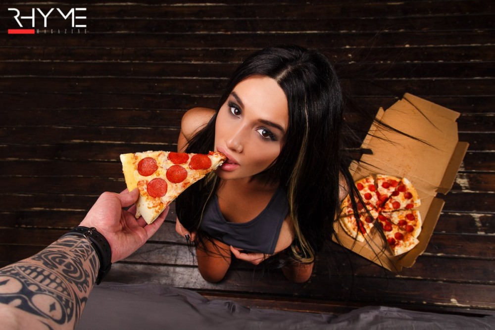 Красивая девушка с пиццей