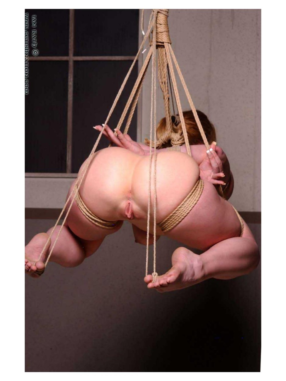 Подвесили на веревке бдсм