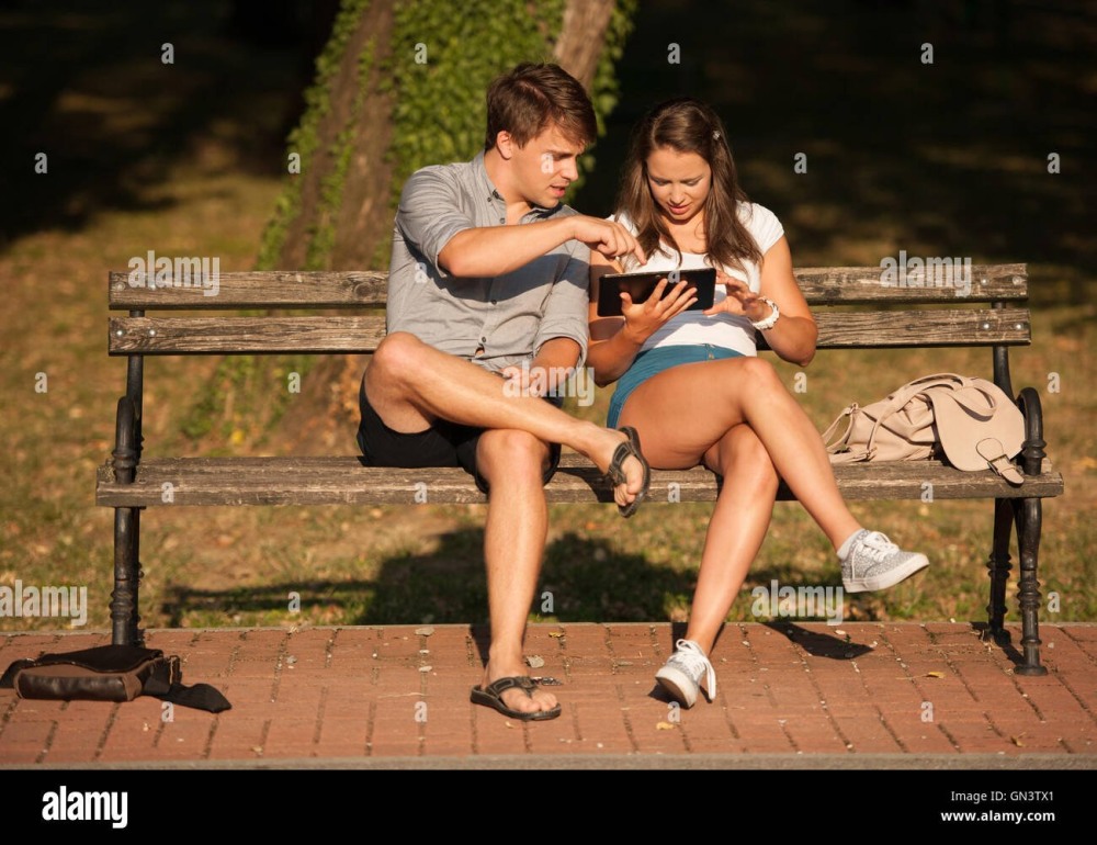 Лапает на скамейке