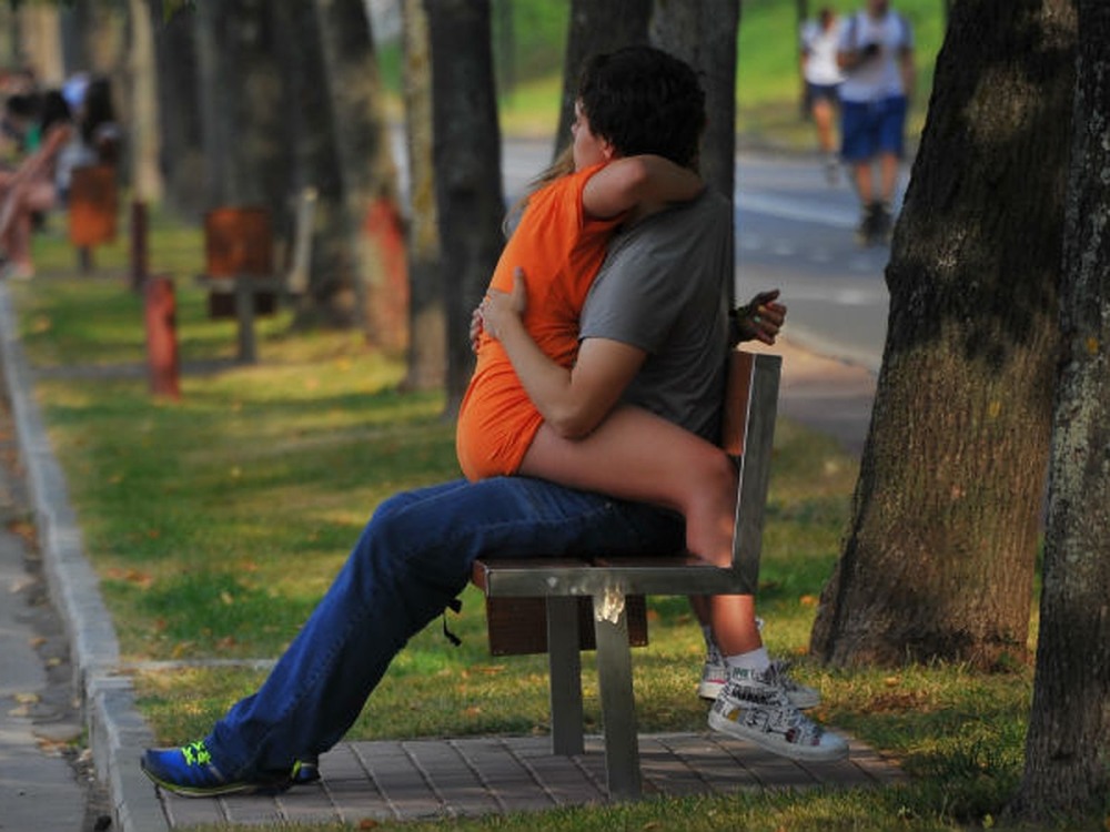 Парень с девушкой на лавочке