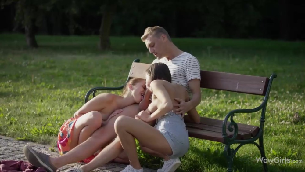 Голые в парке на лавочке